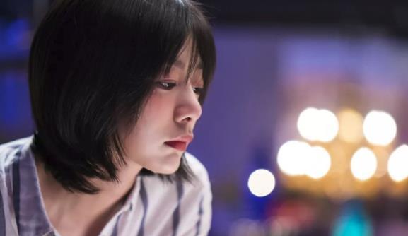 阿温酒吧弹唱剧照