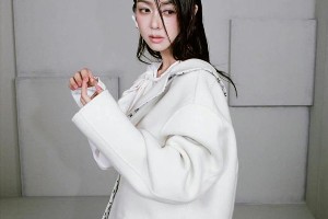 薛凯琪白色写真大片：40岁冻龄女神少女感穿搭