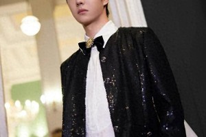 王一博西装造型解析：从亮片贵公子到绿西装大佬