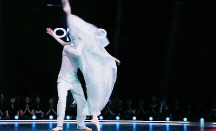 张艺凡芭蕾表演