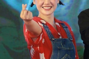 杨幂张艺凡漫画腰挑战，明星身材管理秘籍