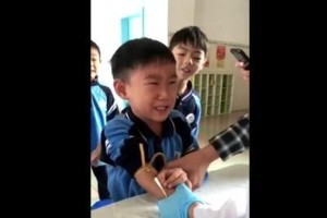 萌娃勇敢抽血视频走红，网友点赞懂事小班长