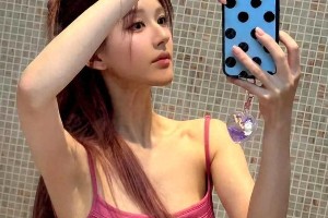 赵露思棕红长发配玫粉吊带 甜酷造型惊艳